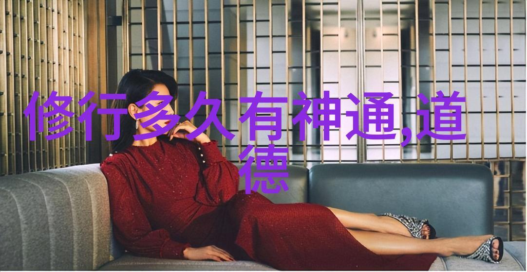 温婉而美丽的她既是我心爱的妻子又是我们共同朋友眼中的宠儿每当聚会上她的笑容绽放周围的人都忍不住被她的